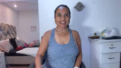 Raquel Moore  online show from December 4, 11:41 am