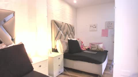 Raquel Moore  online show from February 26, 12:48 pm