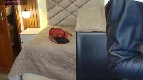 Snapshot of raqueljones_ chatting on July 28, 12:12 pm Raquel online show from July 28, 12:12 pm