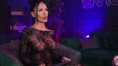 Raquelle online show from February 5, 10:55 pm