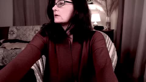 Snapshot of raven_feathers chatting on December 31, 12:54 am Roxanneredlight59 online show from December 31, 12:54 am