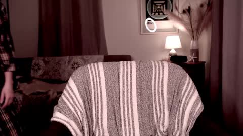 Snapshot of raven_feathers chatting on January 1, 12:32 am Roxanneredlight59 online show from January 1, 12:32 am