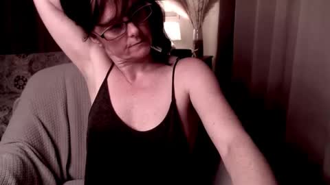 Snapshot of raven_feathers chatting on March 11, 12:00 am Roxanneredlight59 online show from March 11, 12:00 am