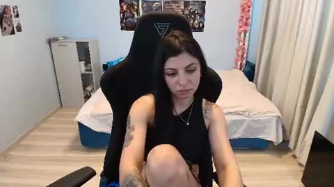 raven_haired_goddess online show from June 29, 12:16 pm