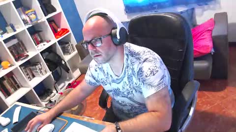ravingr3d3 online show from June 17, 8:06 am