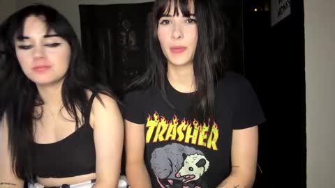 Snapshot of ravyn_nyx chatting on September 27, 2:27 am Ravyn and Nyx online show from September 27, 2:27 am