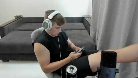 Snapshot of ray_hill chatting on August 3, 12:54 pm Ray online show from August 3, 12:54 pm
