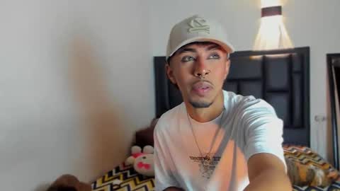 Snapshot of raydevil_ chatting on October 31, 3:07 am Rayn online show from October 31, 3:07 am