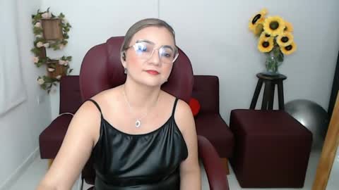 Snapshot of rebeca_milf chatting on May 13, 1:30 pm REBECA online show from May 13, 1:30 pm
