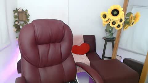 Snapshot of rebeca_milf chatting on June 12, 3:00 pm REBECA online show from June 12, 3:00 pm