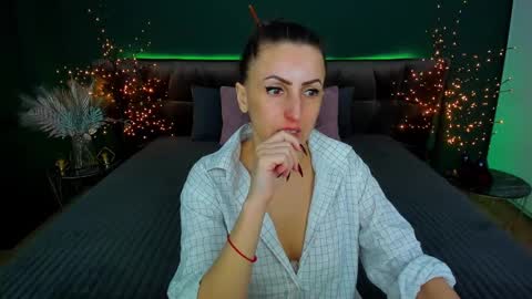 Snapshot of rebecca_diamonds chatting on February 10, 6:42 am rebecca_diamonds online show from February 10, 6:42 am