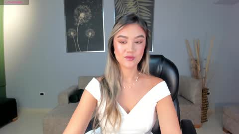Snapshot of rebeccahudson_ chatting on January 14, 3:11 am Rebe online show from January 14, 3:11 am