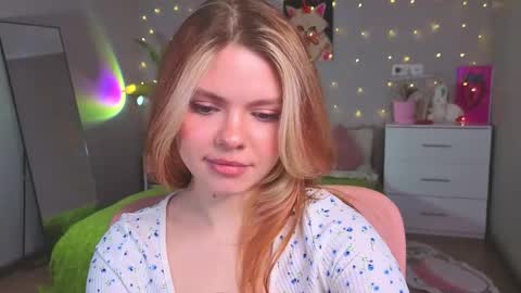 Snapshot of red__candy chatting on May 5, 2:36 pm red__candy online show from May 5, 2:36 pm