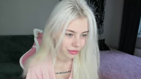 Snapshot of red_qwe chatting on November 10, 8:24 am Erika online show from November 10, 8:24 am