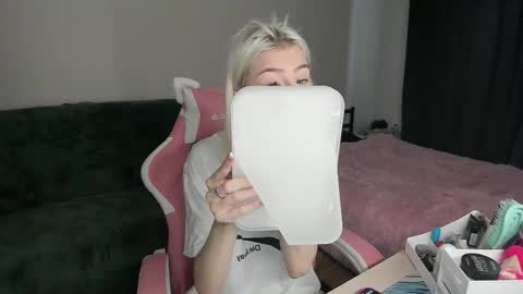 Snapshot of red_qwe chatting on November 26, 6:36 am Erika online show from November 26, 6:36 am