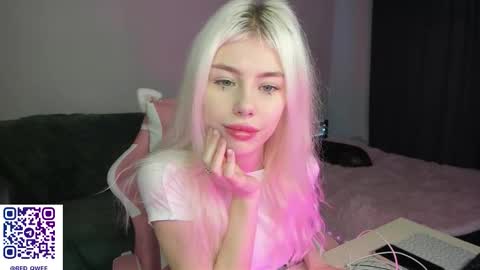 Snapshot of red_qwe chatting on December 5, 7:28 am Erika online show from December 5, 7:28 am