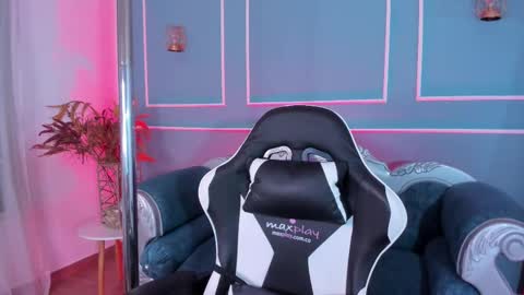 Snapshot of red_star8 chatting on October 3, 11:18 am online show from October 3, 11:18 am