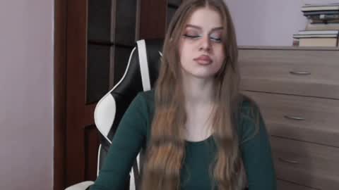 Snapshot of redhead_rabbit chatting on May 29, 2:53 am Lily online show from May 29, 2:53 am