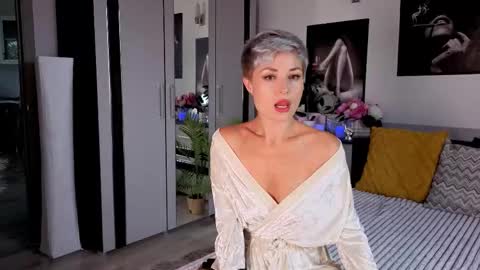 Snapshot of redhotline chatting on October 1, 11:05 am Alex online show from October 1, 11:05 am