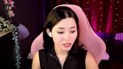 Snapshot of redmidnight_ chatting on June 25, 8:24 pm Kiara online show from June 25, 8:24 pm