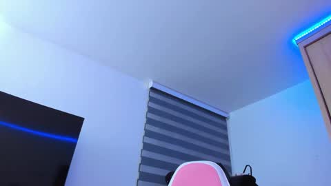 Snapshot of redski77 chatting on January 10, 9:13 am redski77 online show from January 10, 9:13 am