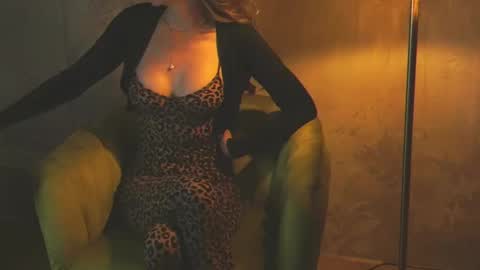 Snapshot of redsparrow__ chatting on September 14, 7:02 pm Red online show from September 14, 7:02 pm