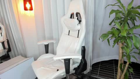 Snapshot of reichel_gray chatting on January 12, 5:03 am REICHEL online show from January 12, 5:03 am