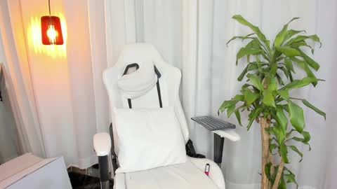 Snapshot of reichel_gray chatting on January 13, 6:38 am REICHEL online show from January 13, 6:38 am