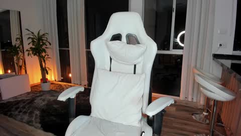 Snapshot of reichel_gray chatting on January 27, 9:13 am REICHEL online show from January 27, 9:13 am