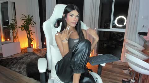 Snapshot of reichel_gray chatting on January 29, 1:27 am REICHEL online show from January 29, 1:27 am