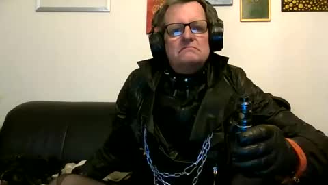 Snapshot of relevepain chatting on March 28, 3:17 am relevepain online show from March 28, 3:17 am