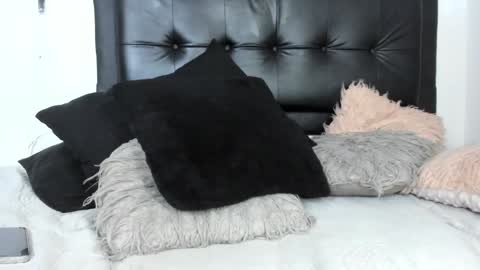 Snapshot of remy_flux chatting on December 7, 6:43 am Laura online show from December 7, 6:43 am