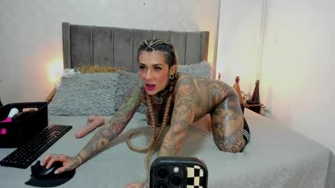 Laura online show from June 6, 8:24 pm