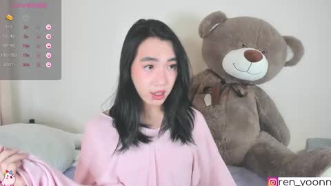 Snapshot of ren_yoonn chatting on October 19, 8:59 am Ren online show from October 19, 8:59 am