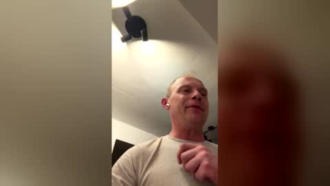 Snapshot of rene_brulee chatting on December 19, 1:23 am rene_brulee online show from December 19, 1:23 am