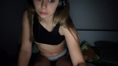 Snapshot of renee_loah chatting on June 2, 9:17 pm renee_loah online show from June 2, 9:17 pm