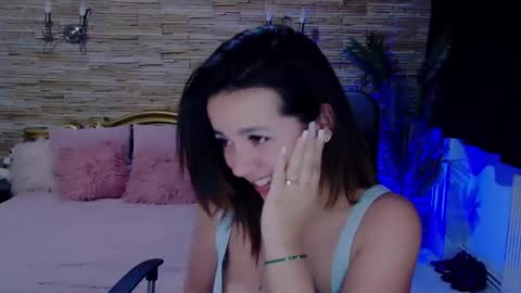 Snapshot of renesmesweet chatting on December 19, 6:01 pm renesmesweet online show from December 19, 6:01 pm