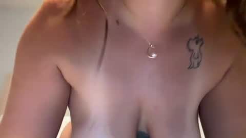 Snapshot of renimoonxo chatting on June 24, 10:25 am renimoonxo online show from June 24, 10:25 am