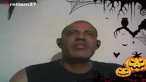 Snapshot of retlam37 chatting on October 30, 3:52 am Walter online show from October 30, 3:52 am