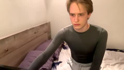 Snapshot of reynasweet_ chatting on May 31, 5:53 pm Lola online show from May 31, 5:53 pm