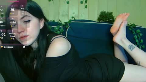 Snapshot of reze_daisies chatting on March 11, 7:03 am Reze online show from March 11, 7:03 am