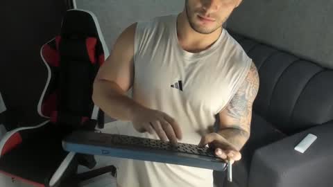 Snapshot of ricardogonzalez666 chatting on February 10, 5:19 pm ricardogonzalez666 online show from February 10, 5:19 pm