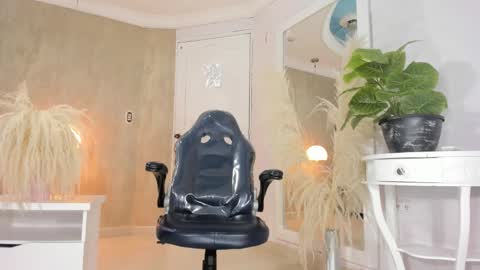 Snapshot of ricobrown777 chatting on November 17, 3:56 am RicoBrowm online show from November 17, 3:56 am