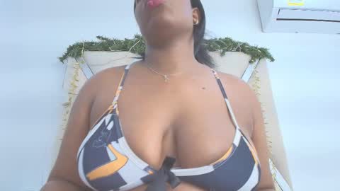 Snapshot of rihanna_abiodun chatting on November 25, 2:22 am Rihanna Abiodun online show from November 25, 2:22 am