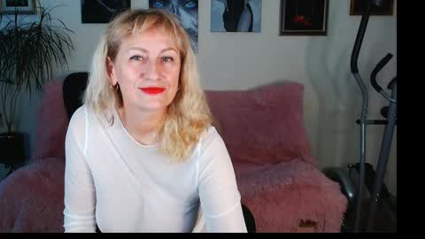 Snapshot of riley_annet chatting on November 16, 5:57 am Riley online show from November 16, 5:57 am