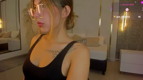 Snapshot of riley_sierra chatting on June 9, 1:23 pm Riley Sierra online show from June 9, 1:23 pm
