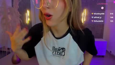 Snapshot of riley_sierra chatting on July 6, 3:03 pm Riley Sierra online show from July 6, 3:03 pm