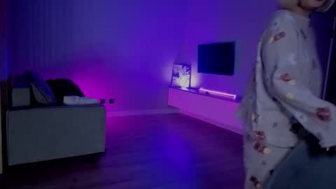 Snapshot of rileymee chatting on November 10, 3:05 am rileymee online show from November 10, 3:05 am