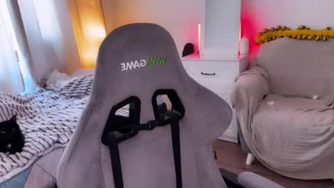   DianaBrite            fansl y online show from March 10, 10:53 am