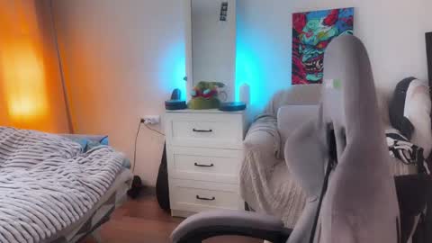   DianaBrite            fansl y online show from June 4, 12:55 pm